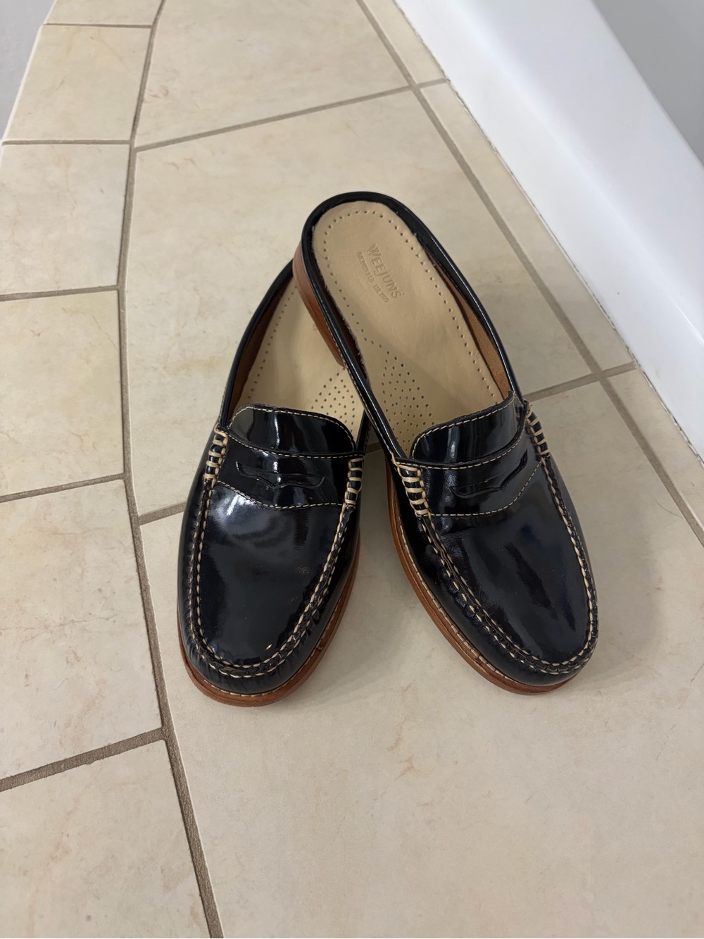 G.H. Bass & Co. black patent leather Wynn Weejuns Mules sz 9.5